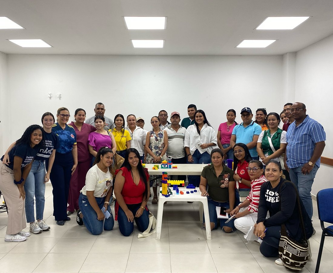 Docentes en un encuentro presencial de EL AULA VIVA trabajando con material en una mesa